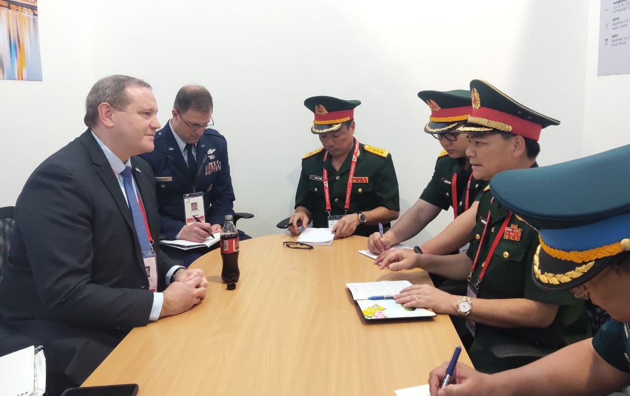 Trung tướng Phạm Trường Sơn gặp gỡ Trợ lý Bộ trưởng Không quân Hoa Kỳ Andrew Hunter. Trung tướng Phạm Trường Sơn gặp gỡ Trợ lý Bộ trưởng Không quân Hoa Kỳ Andrew Hunter.