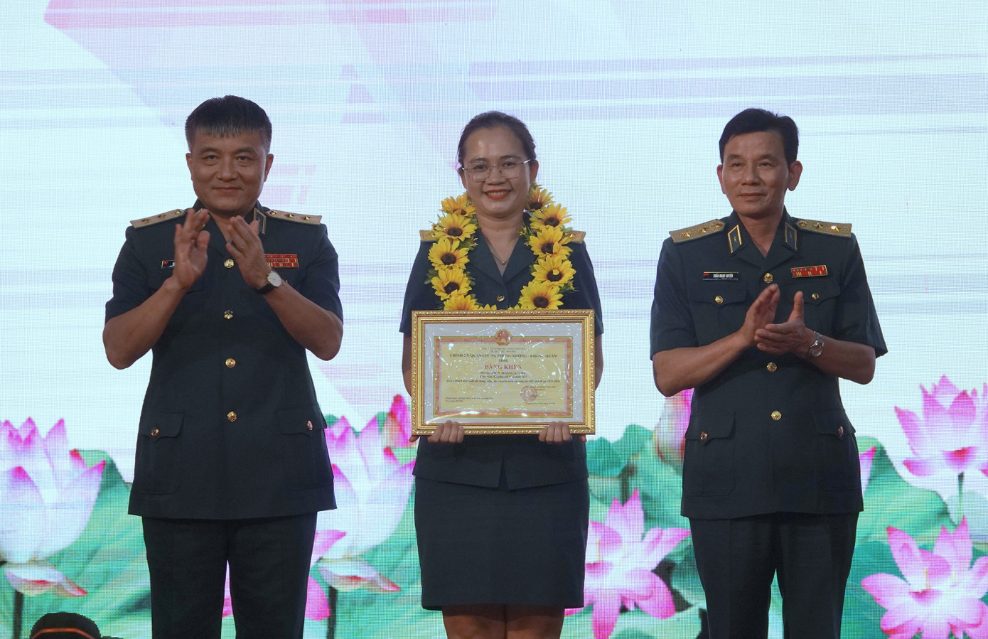 Lãnh đạo Quân chủng PK-KQ trao thưởng cho 10 Phụ nữ điển hình tiên tiến giai đoạn 2021-2023. Lãnh đạo Quân chủng PK-KQ trao thưởng cho 10 Phụ nữ điển hình tiên tiến giai đoạn 2021-2023.