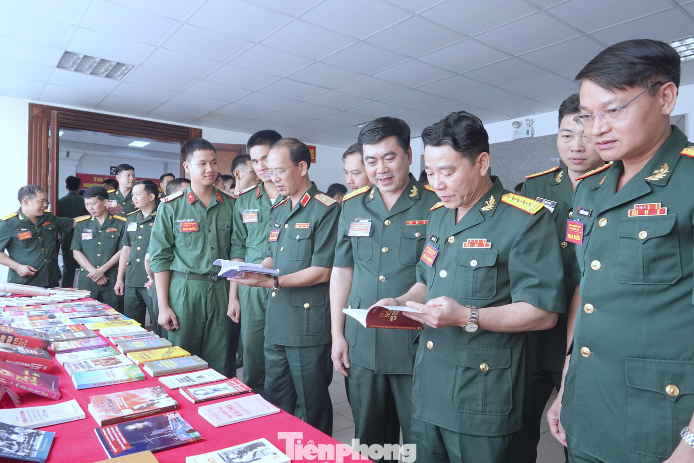 Lãnh đạo Bộ Tư lệnh Bảo vệ Lăng cùng các đại biểu dự đại hội tham quan khu trưng bày. Lãnh đạo Bộ Tư lệnh Bảo vệ Lăng cùng các đại biểu dự đại hội tham quan khu trưng bày.