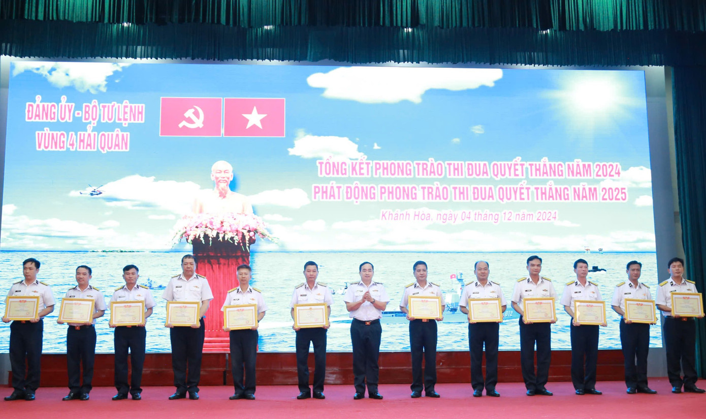 Tại hội nghị, Đảng ủy, Bộ Tư lệnh Vùng 4 đã tổng kết phong trào Thi đua Quyết thắng năm 2024 và phát động phong trào thi đua năm 2025; trao thưởng các tập thể và cá nhân xuất sắc. Tại hội nghị, Đảng ủy, Bộ Tư lệnh Vùng 4 đã tổng kết phong trào Thi đua Quyết thắng năm 2024 và phát động phong trào thi đua năm 2025; trao thưởng các tập thể và cá nhân xuất sắc.