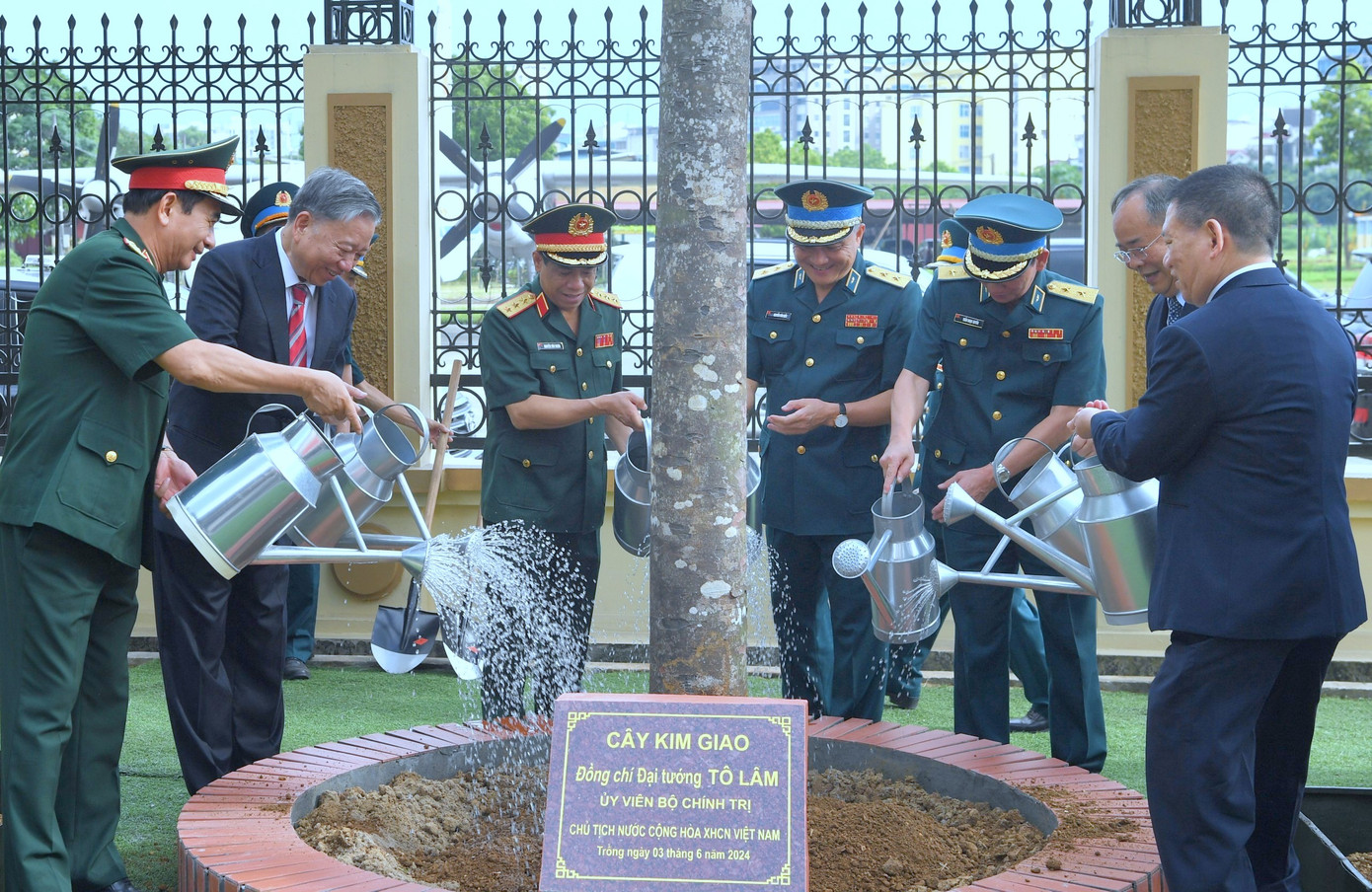 Chủ tịch nước Tô Lâm cùng các đại biểu trồng cây lưu niệm tại Bộ Tư lệnh Quân chủng PK-KQ. Chủ tịch nước Tô Lâm cùng các đại biểu trồng cây lưu niệm tại Bộ Tư lệnh Quân chủng PK-KQ.