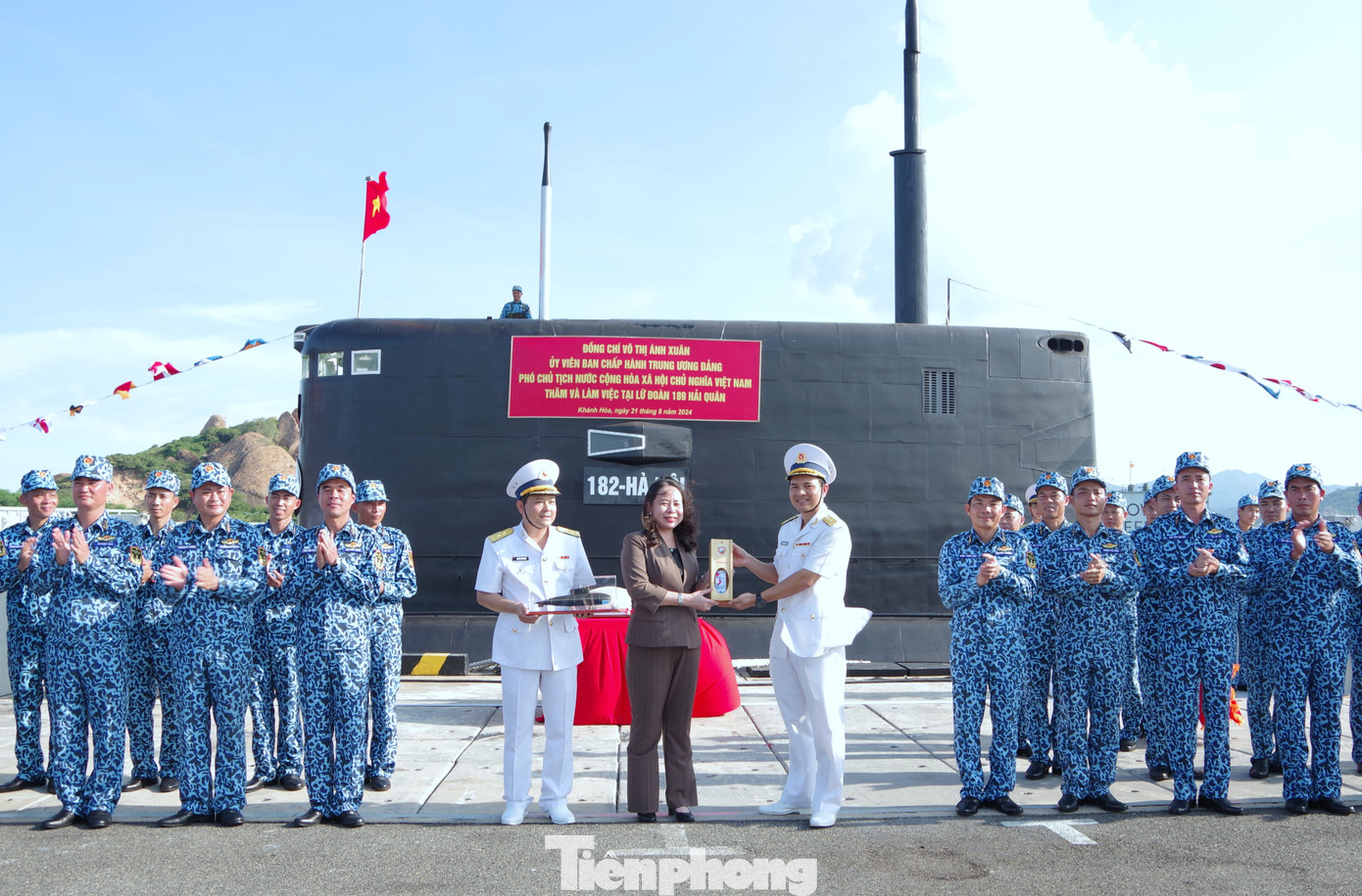 Chỉ huy Lữ đoàn Tàu ngầm 189 trao tặng Phó Chủ tịch nước chai nước biển lấy từ độ sâu lớn nhất do tàu ngầm của Lữ đoàn chinh phục. Chỉ huy Lữ đoàn Tàu ngầm 189 trao tặng Phó Chủ tịch nước chai nước biển lấy từ độ sâu lớn nhất do tàu ngầm của Lữ đoàn chinh phục.