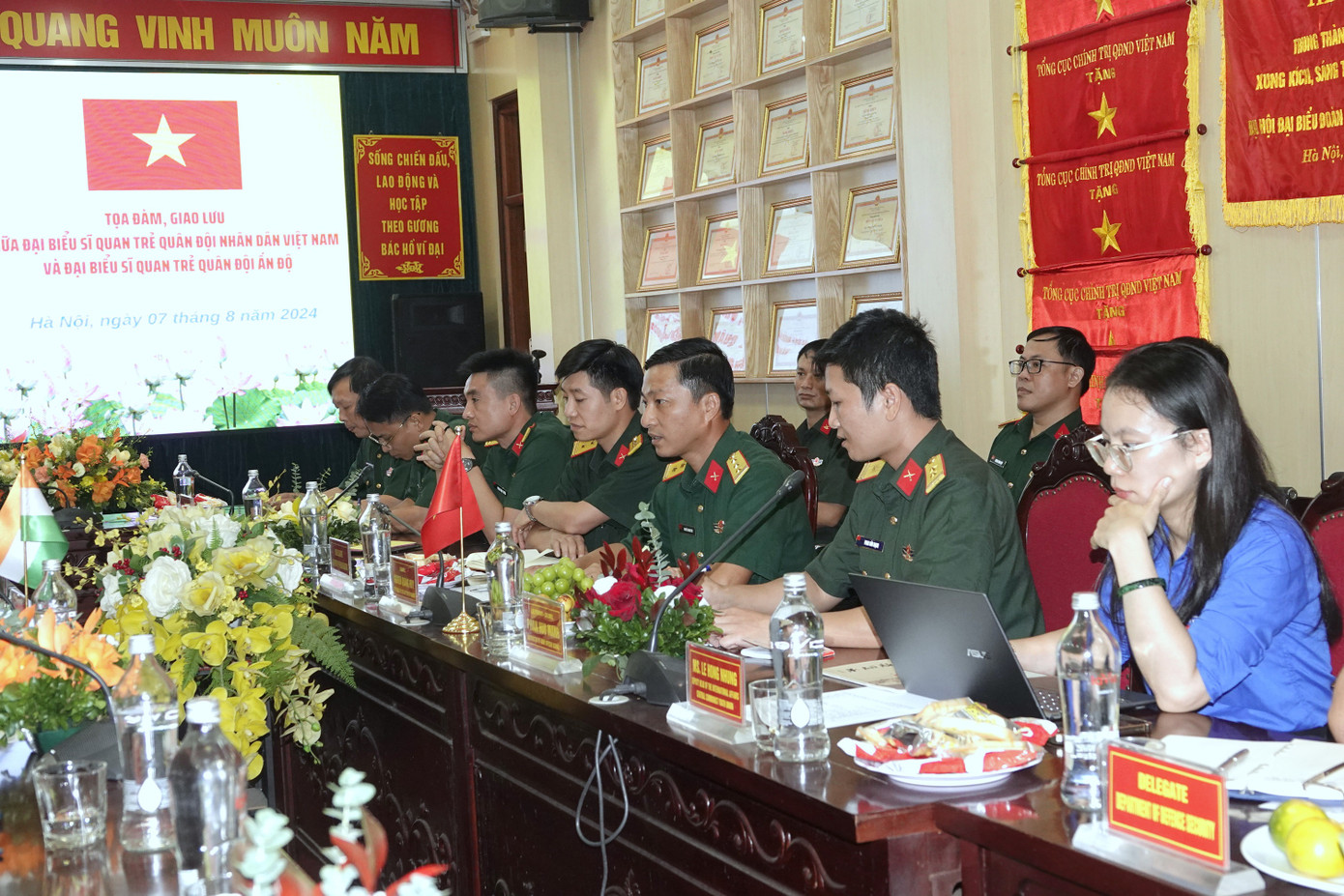 Tại tọa đàm, đại biểu hai nước đã cùng trao đổi, chia sẻ các thông tin về tình hình của thanh niên hai nước và đội ngũ sĩ quan trẻ nói riêng.