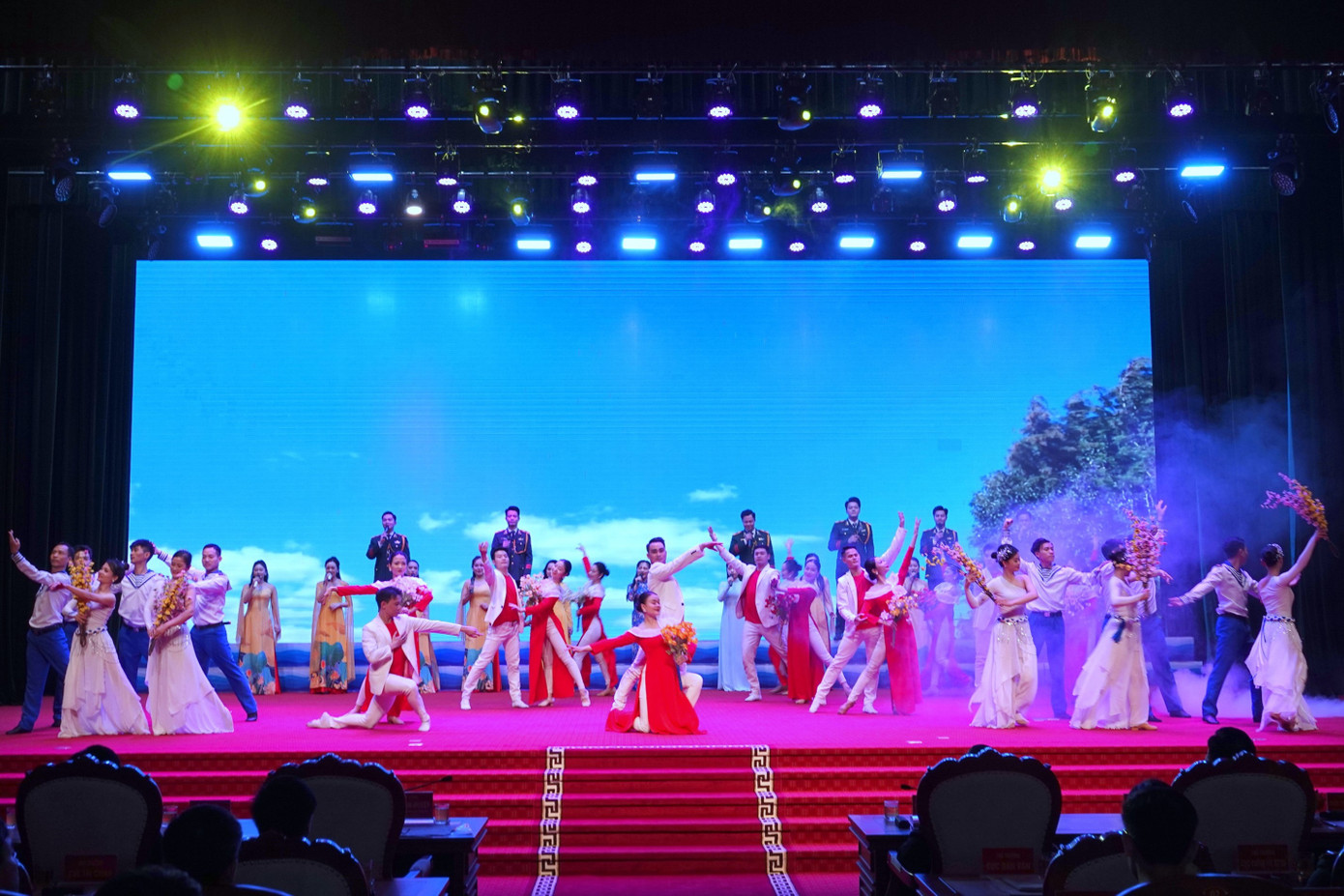 Chương trình nghệ thuật do Đoàn văn công Quân chủng Hải quân và Quân khu 3 biểu diễn tại hội nghị.