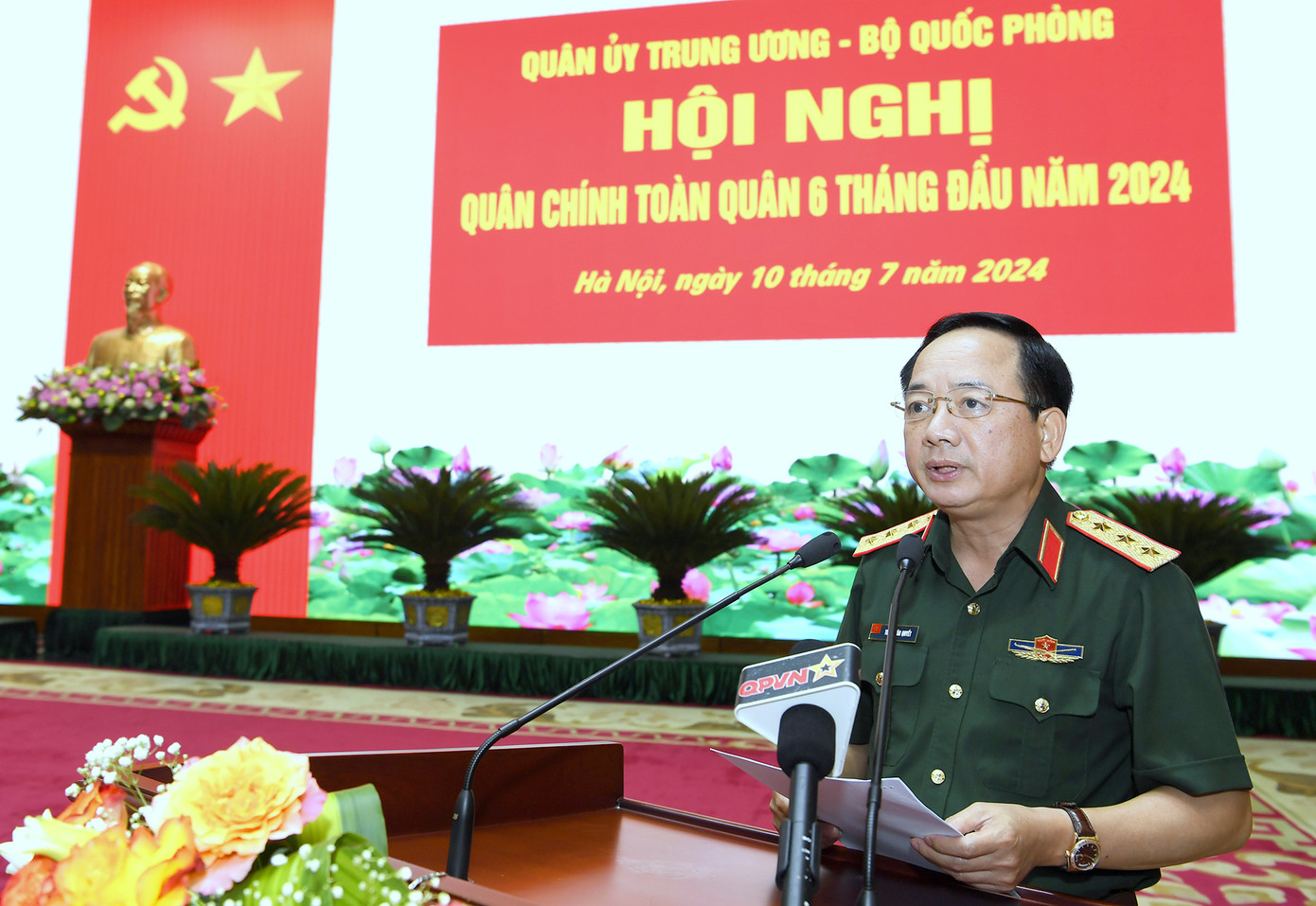 Thượng tướng Trịnh Văn Quyết - Ủy viên T.Ư Đảng, Ủy viên Thường vụ Quân ủy T.Ư, Chủ nhiệm Tổng cục Chính trị QĐND Việt Nam, phát động đợt thi đua cao điểm tại Hội nghị Quân chính toàn quân 6 tháng đầu năm 2024.