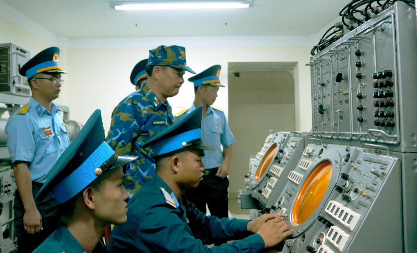 Cán bộ, chiến sĩ Trạm ra-đa 11 (Trung đoàn 292) luôn nêu cao tinh thần cảnh giác, sẵn sàng chiến đấu cao. Cán bộ, chiến sĩ Trạm ra-đa 11 (Trung đoàn 292) luôn nêu cao tinh thần cảnh giác, sẵn sàng chiến đấu cao.