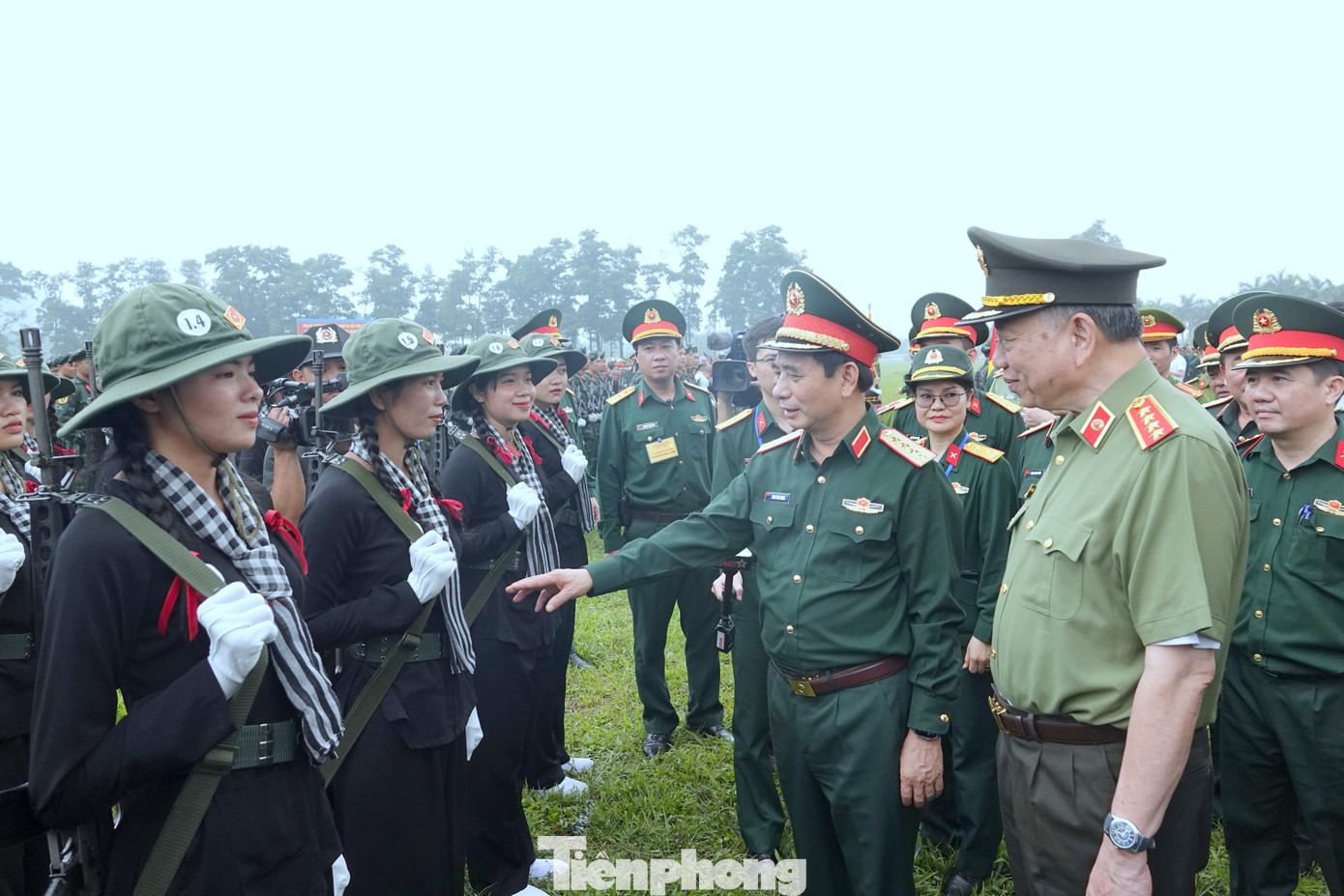 Đại tướng Phan Văn Giang - Bộ trưởng Bộ Quốc phòng và Đại tướng Tô Lâm - Bộ trưởng Bộ Công an, kiểm tra, động viên khối nữ Du kích miền Nam trong buổi hợp luyện tại TB4, ngày 4/4.