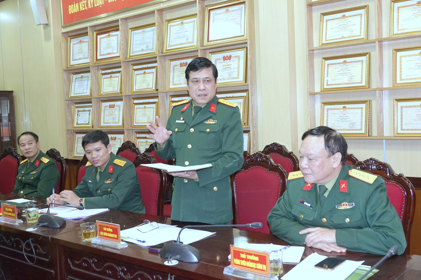 Đại biểu Cục Quân huấn (Bộ Tổng tham mưu) nêu ý kiến về giải chạy. Đại biểu Cục Quân huấn (Bộ Tổng tham mưu) nêu ý kiến về giải chạy.