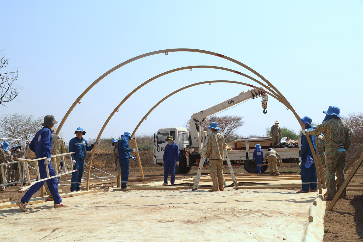 Thiếu tá Nguyễn Anh Vinh - Phân đội trưởng Công trình 2, Đội Công binh Việt Nam, chia sẻ: Tranh thủ ngày nghỉ, các phân đội đã phối hợp, bố trí lực lượng gồm 35 người, cùng với hệ thống xe, máy công binh di chuyển sớm lên địa bàn để nhanh chóng bắt tay vào thực hiện nhiệm vụ đột xuất.