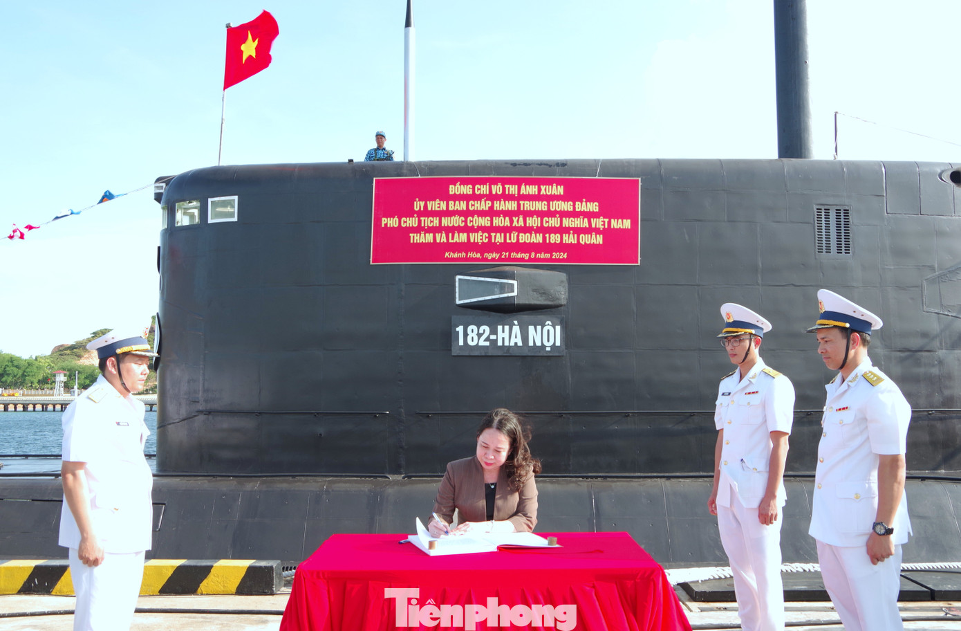 Phó Chủ tịch nước Võ Thị Ánh Xuân ghi sổ vàng lưu niệm tại căn cứ Lữ đoàn Tàu ngầm 189. Phó Chủ tịch nước Võ Thị Ánh Xuân ghi sổ vàng lưu niệm tại căn cứ Lữ đoàn Tàu ngầm 189.