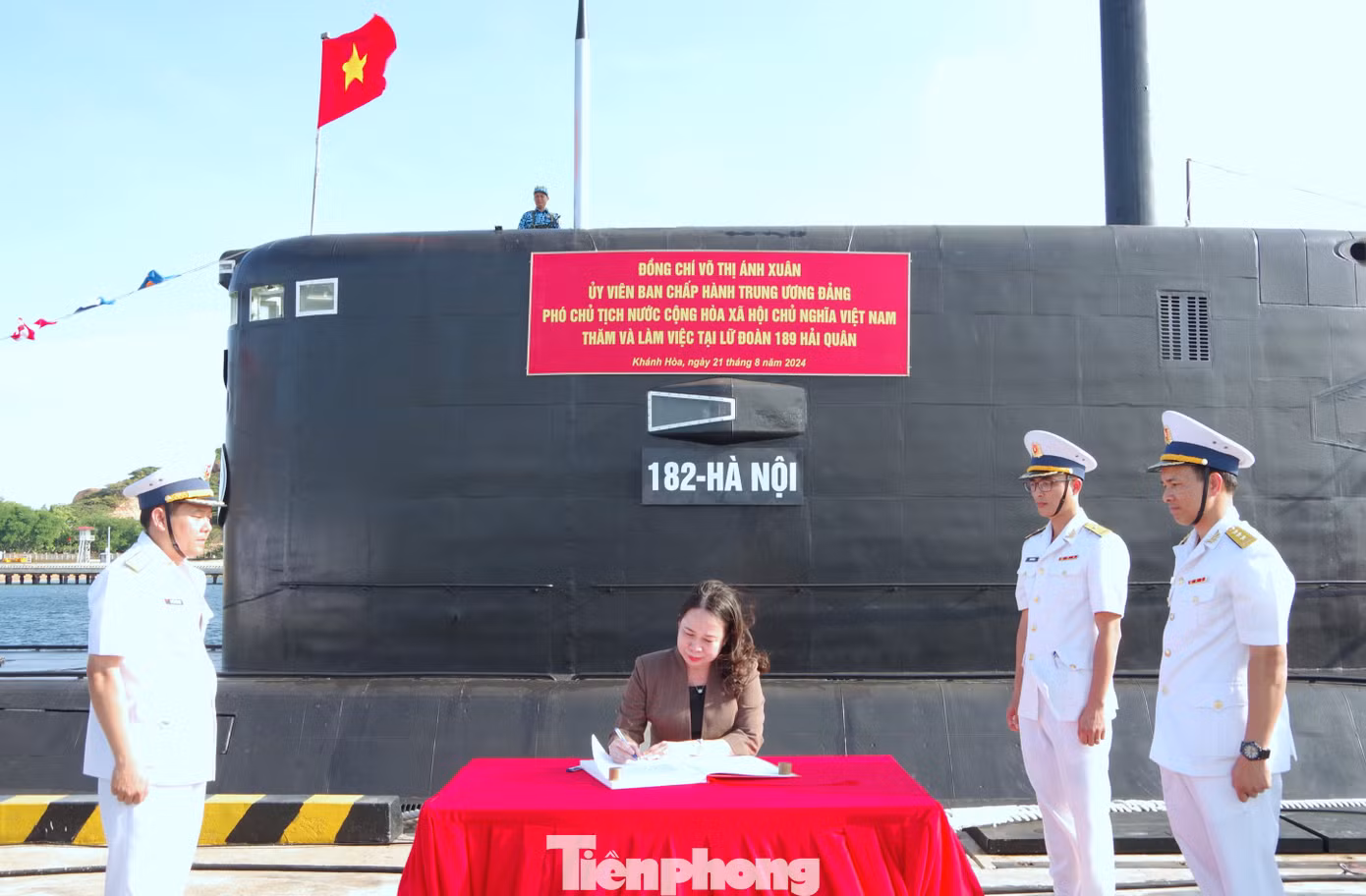 Phó Chủ tịch nước Võ Thị Ánh Xuân ghi sổ vàng lưu niệm tại căn cứ Lữ đoàn Tàu ngầm 189.