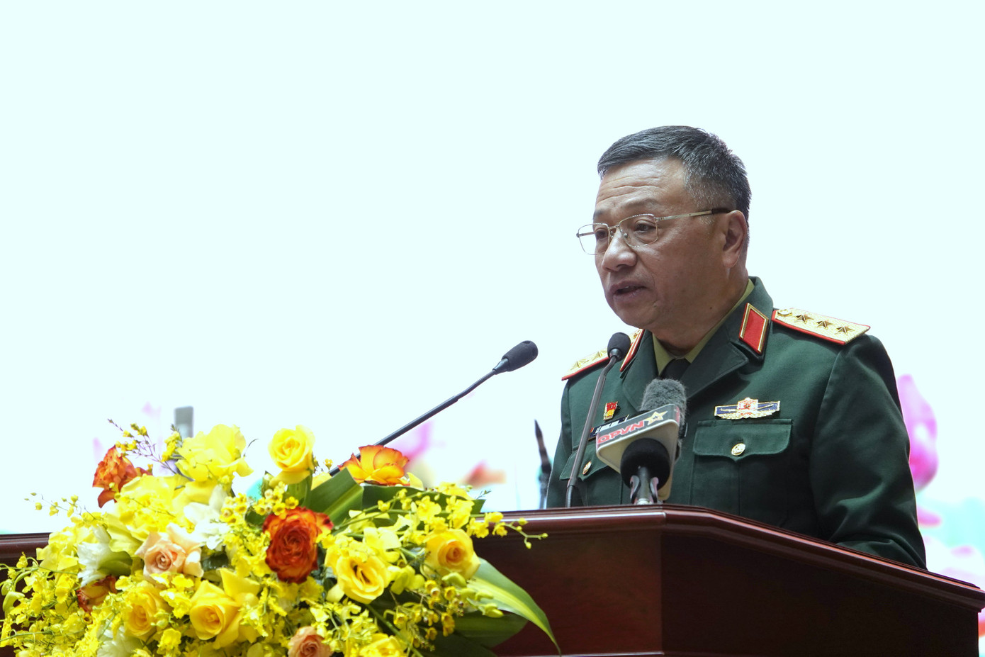 Tại chương trình gặp mặt, lãnh đạo Tổng cục Chính trị QĐND Việt Nam cùng các đại biểu học viên, chiến sĩ trong các đơn vị Quân đội đã báo cáo với Tổng Bí thư Tô Lâm và lãnh đạo Đảng, Nhà nước về những thành tích nổi bật của tuổi trẻ toàn quân thời gian qua; đồng thời chia sẻ những khó khăn, vướng mắc và kiến nghị, đề xuất với Tổng Bí thư về một số chủ trương, chính sách nhằm giúp tuổi trẻ Quân đội có cơ hội cống hiến nhiều hơn cho đất nước và Quân đội.