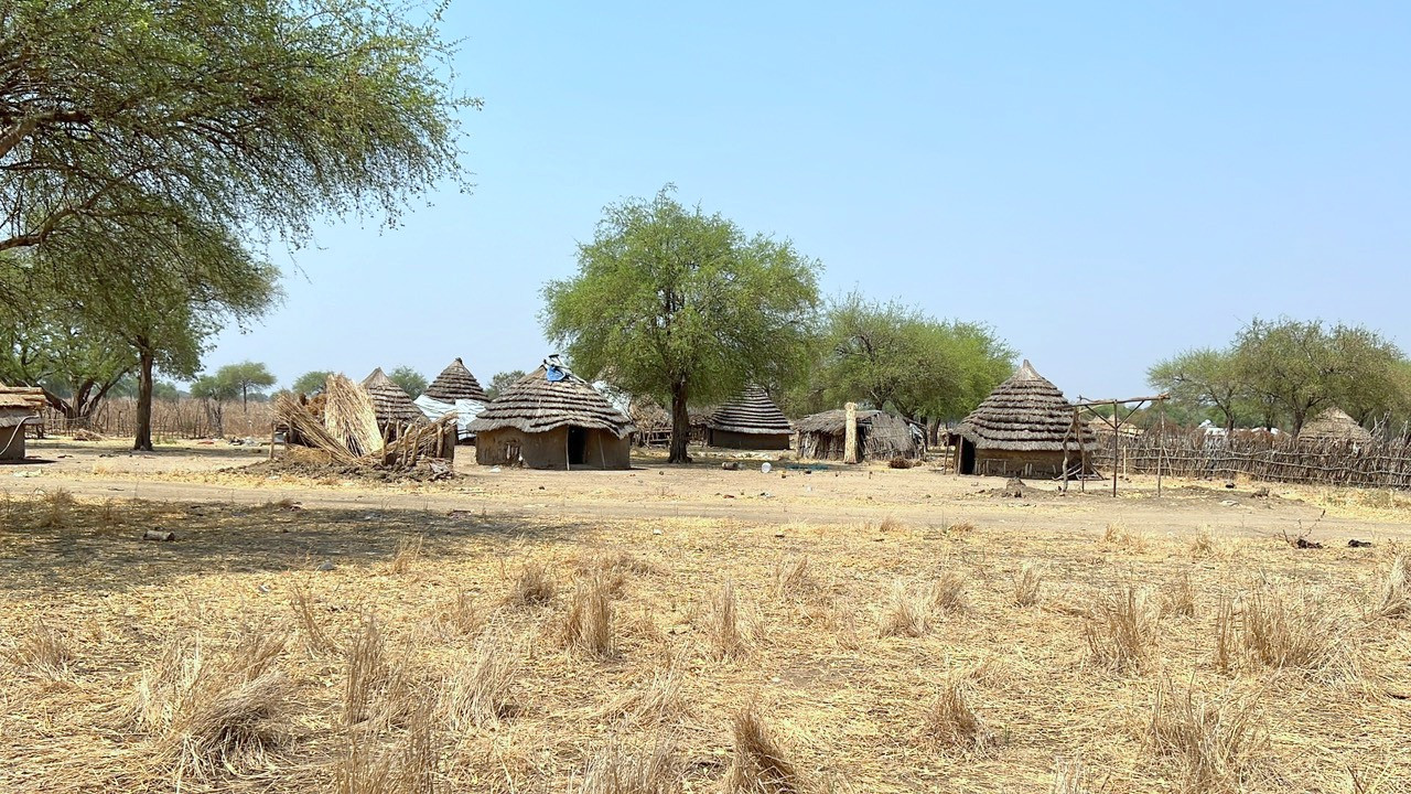 Một ngôi làng bị bỏ hoang ở Rumamier do xung đột sắc tộc, cướp bóc.