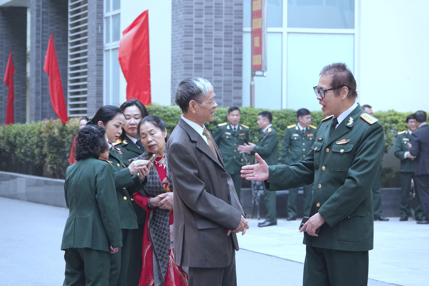 Cán bộ, nhân viên Học viện Quân y qua các thời kỳ về dự lễ kỷ niệm.