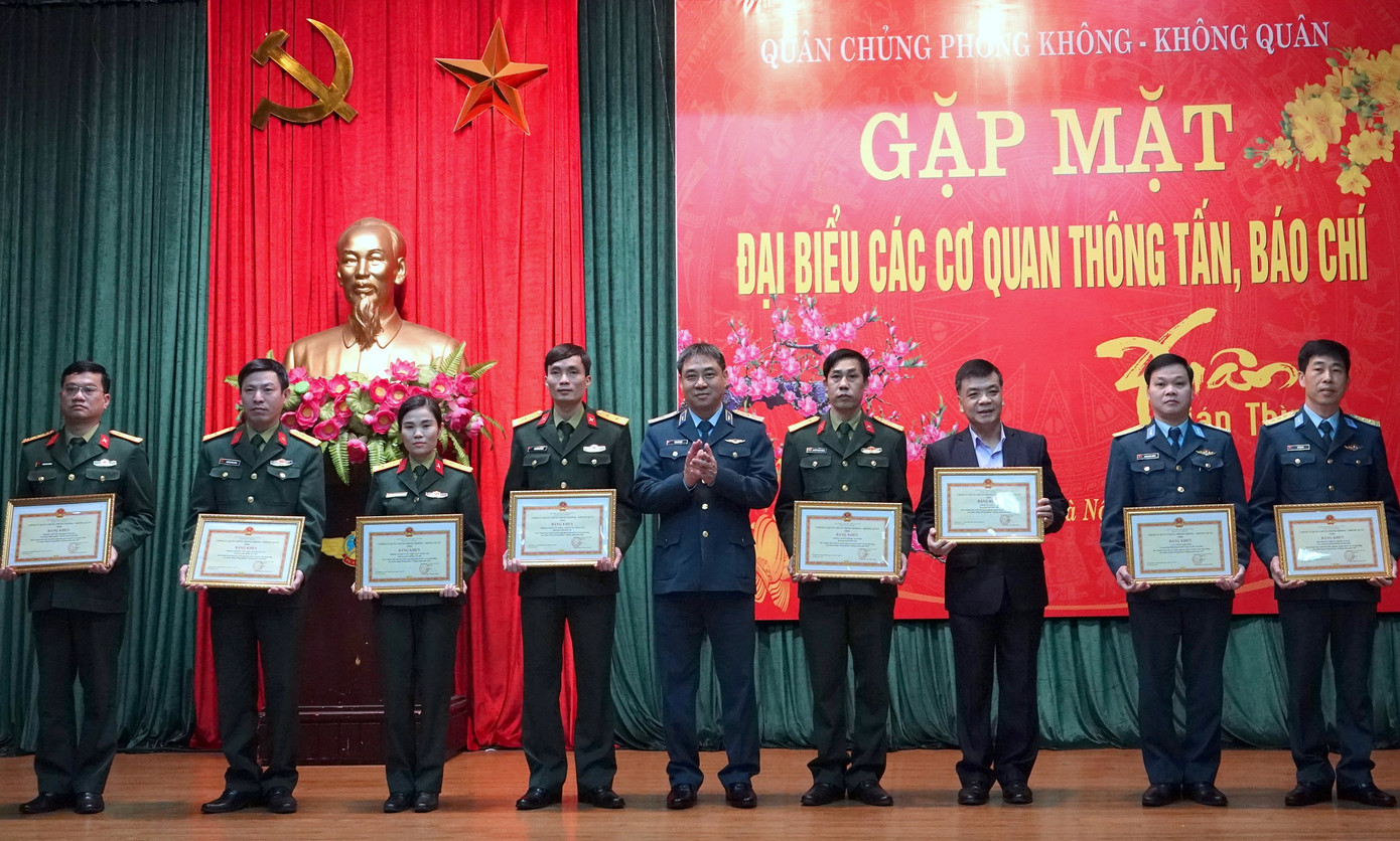 Tại chương trình, lãnh đạo Quân chủng Phòng không - Không quân đã trao Bằng khen của Chính uỷ Quân chủng tặng các tập thể, cá nhân có thành tích xuất sắc trong tuyên truyền về Quân chủng trong năm 2023.