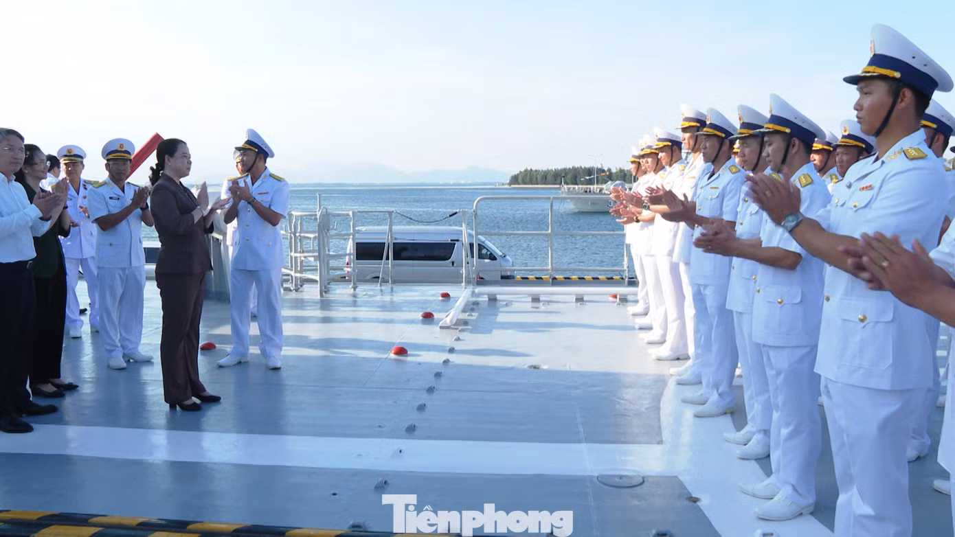 Phó Chủ tịch nước Võ Thị Ánh Xuân tới thăm, trò chuyện với cán bộ, chiến sĩ Lữ đoàn 162 (Vùng 4 Hải quân). Ảnh: PV