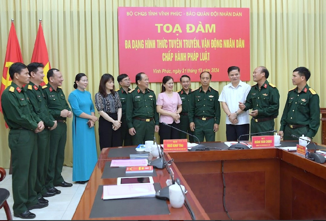 Các đại biểu trao đổi bên lề tọa đàm. Các đại biểu trao đổi bên lề tọa đàm.