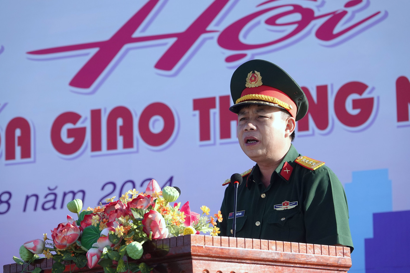 Đại tá Trần Viết Năng - Trưởng ban Thanh niên Quân đội, phát biểu khai mạc ngày hội. Đại tá Trần Viết Năng - Trưởng ban Thanh niên Quân đội, phát biểu khai mạc ngày hội.