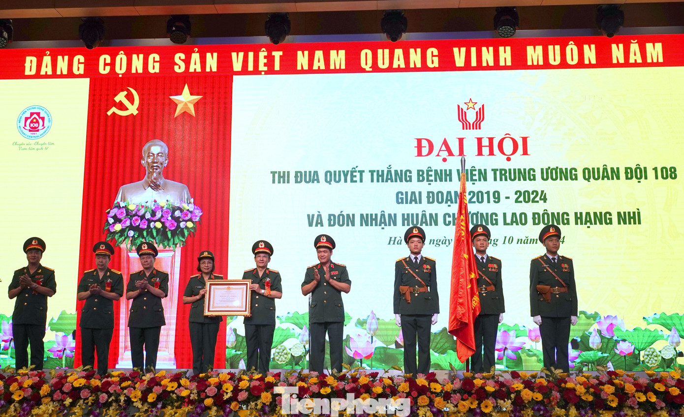 Thừa ủy quyền của Chủ tịch nước, Thứ trưởng Bộ Quốc phòng Vũ Hải Sản trao Huân chương Lao động hạng Nhì tặng Bệnh viện T.ƯQĐ 108.