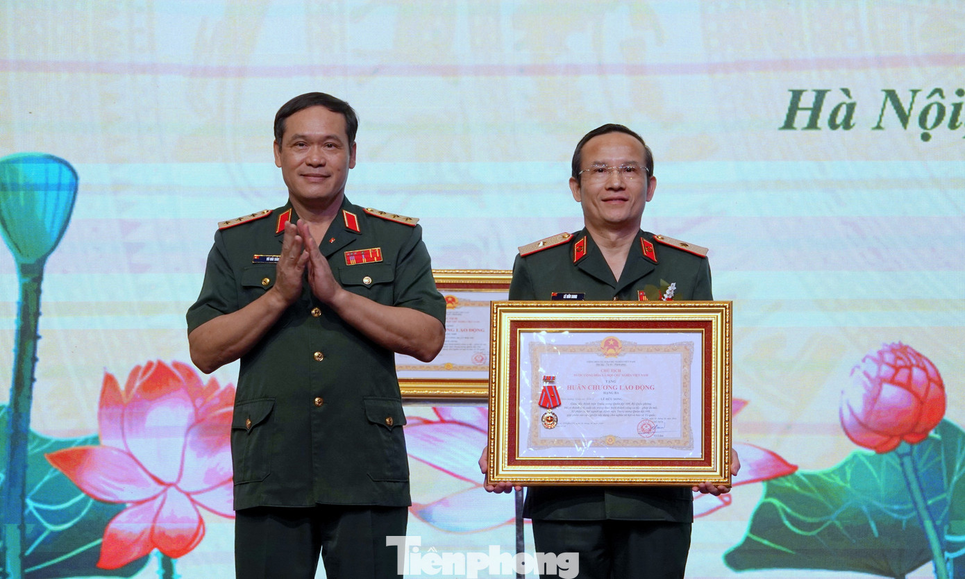 Thừa ủy quyền của Chủ tịch nước và Thủ tướng Chính phủ, Thứ trưởng Bộ Quốc phòng Vũ Hải Sản trao Huân chương Lao động hạng Ba và danh hiệu Chiến sĩ thi đua toàn quốc tặng Thiếu tướng, GS.TS Lê Hữu Song - Giám đốc Bệnh viện TƯQĐ 108.