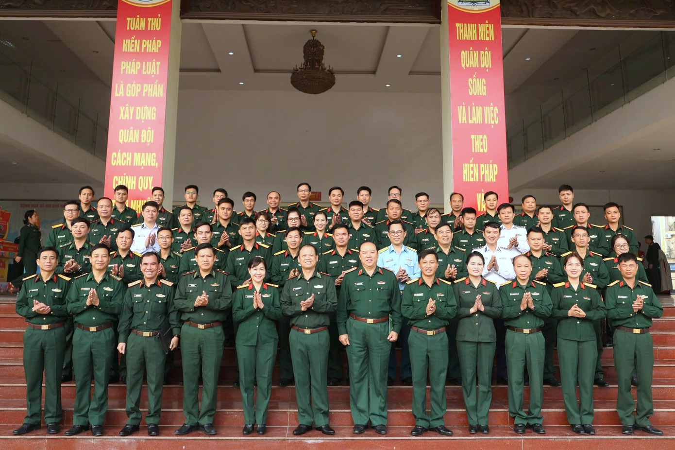 Đại biểu lãnh đạo các cơ quan, đơn vị về dự hội nghị. Đại biểu lãnh đạo các cơ quan, đơn vị về dự hội nghị.