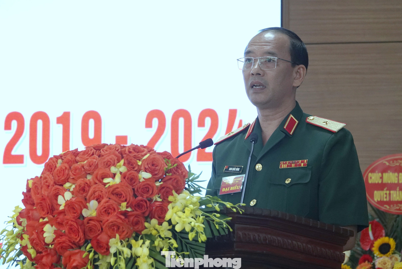 Thiếu tướng Đinh Quốc Hùng - Bí thư Đảng ủy Đoàn 969, Chính ủy Bộ Tư lệnh Bảo vệ Lăng, phát biểu chỉ đạo đại hội. Thiếu tướng Đinh Quốc Hùng - Bí thư Đảng ủy Đoàn 969, Chính ủy Bộ Tư lệnh Bảo vệ Lăng, phát biểu chỉ đạo đại hội.