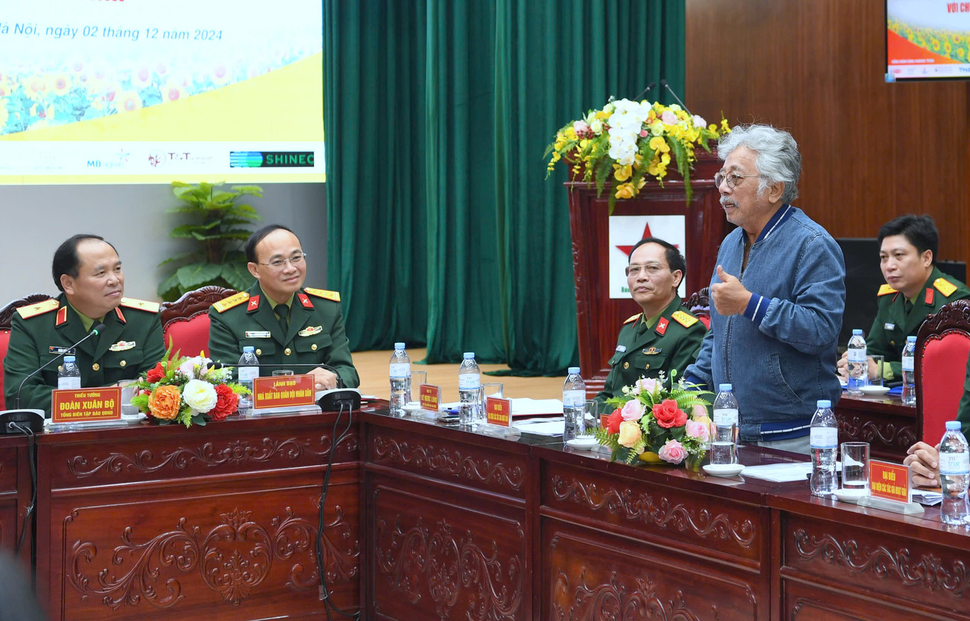 Đại tá, nhà văn Chu Lai chia sẻ tại họp báo. Đại tá, nhà văn Chu Lai chia sẻ tại họp báo.