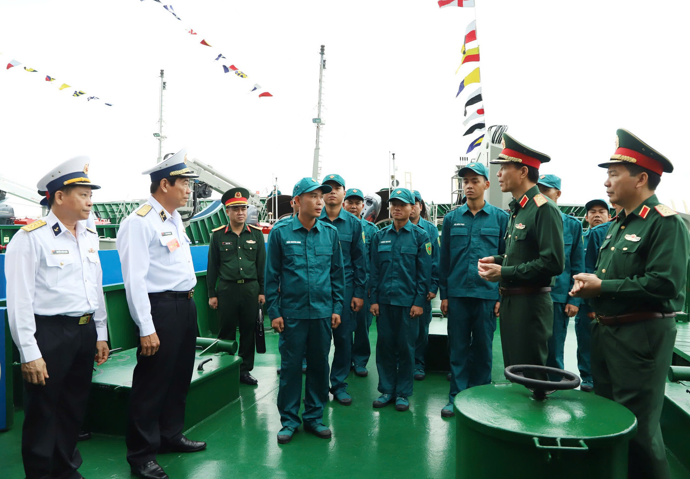 Lãnh đạo Bộ Quốc phòng và Quân chủng Hải quân và các đại biểu động viên cán bộ, chiến sĩ Hải đội dân quân thường trực trước giờ hội thi, hội thao.