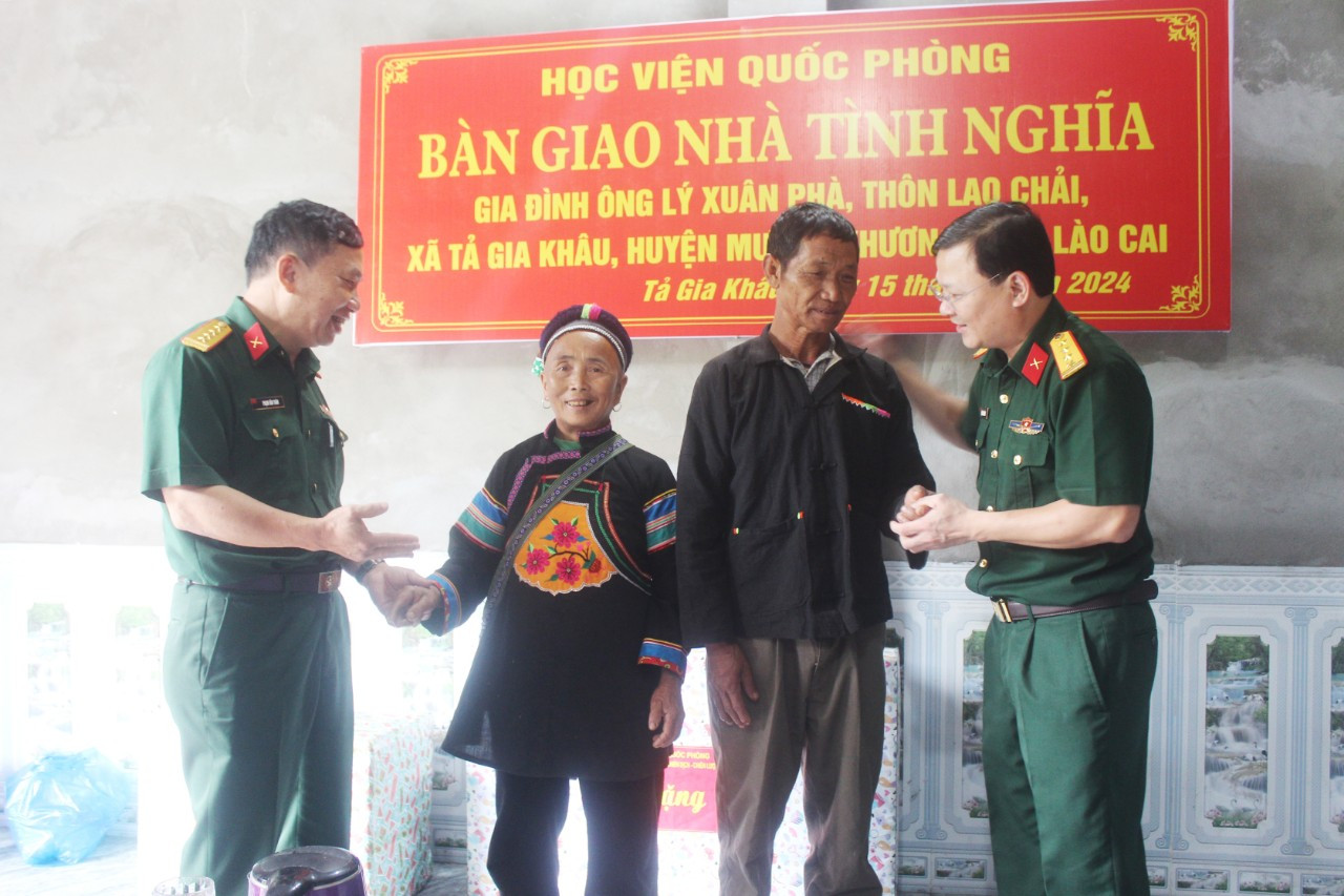 Đoàn công tác tới thăm hỏi, động viên, trao quà tặng gia đình được bàn giao nhà tình nghĩa. Đoàn công tác tới thăm hỏi, động viên, trao quà tặng gia đình được bàn giao nhà tình nghĩa.