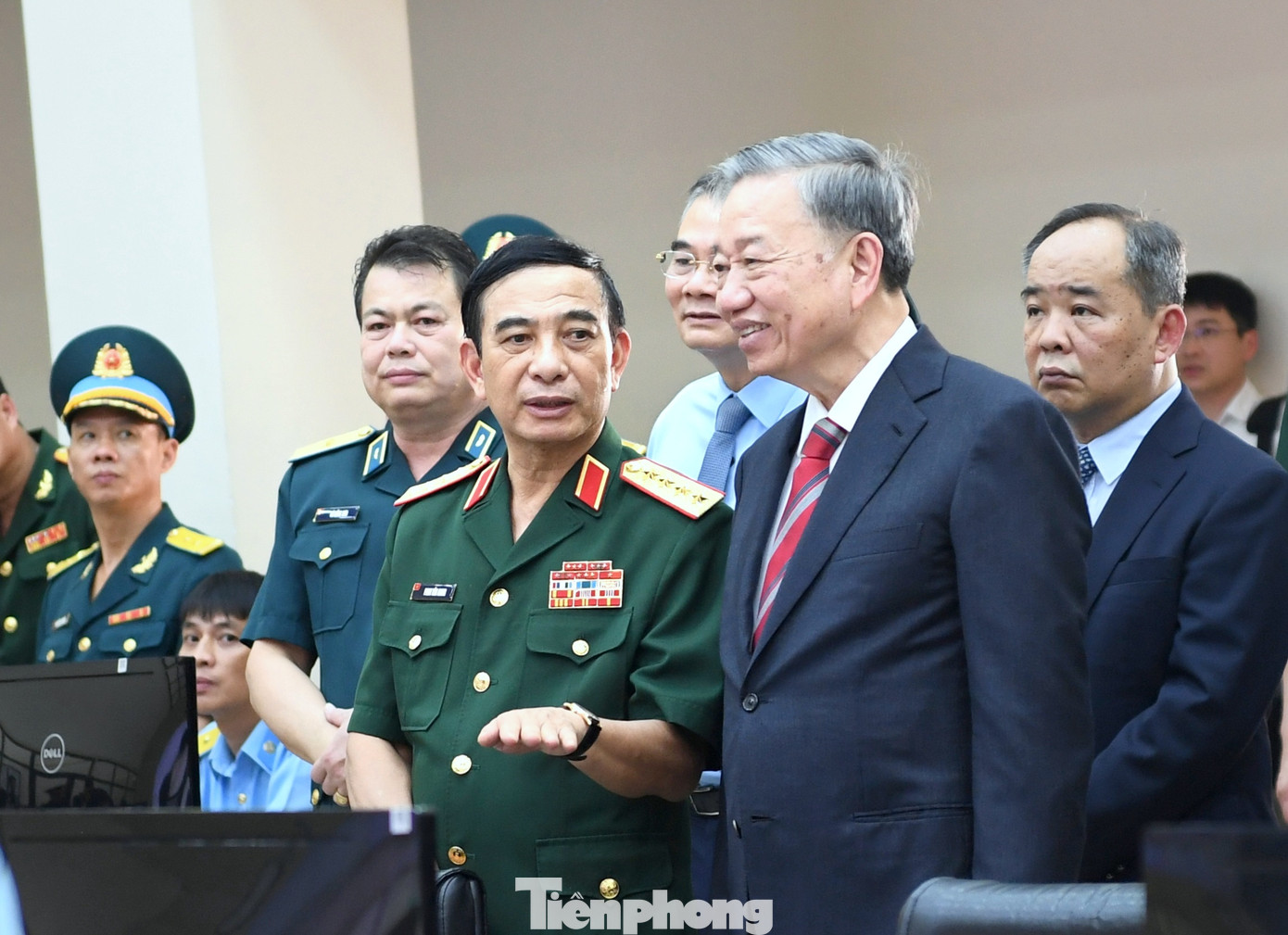 Chủ tịch nước Tô Lâm, Bộ trưởng Quốc phòng Phan Văn Giang cùng các đại biểu tham quan, kiểm tra tại Trung tâm quản lý vùng trời trong Sở chỉ huy Quân chủng Phòng không - Không quân.