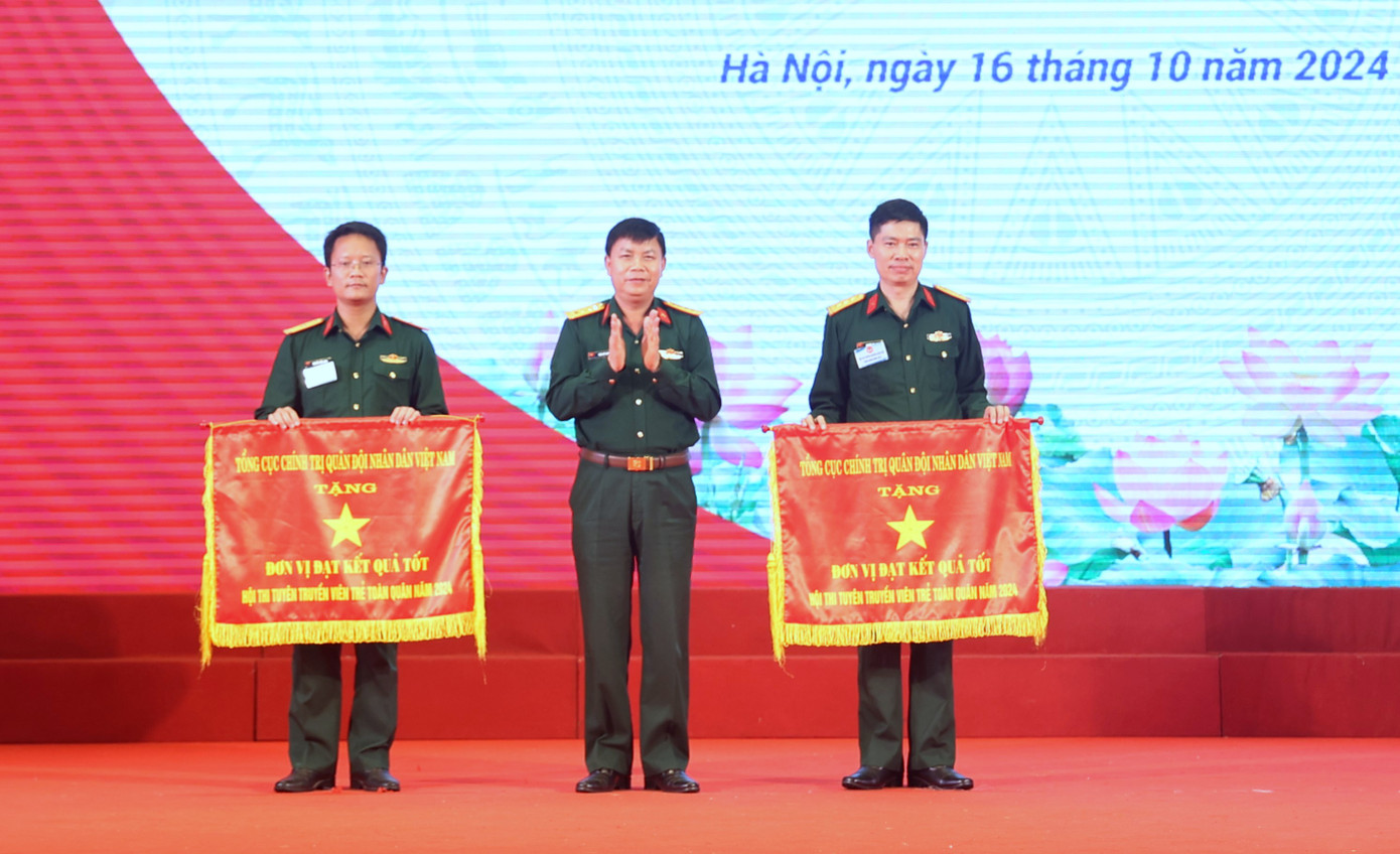 Đại tá Trần Viết Năng - Trưởng ban Thanh niên Quân đội trao Cờ tặng 2 đội thi đạt kết quả tốt. Đại tá Trần Viết Năng - Trưởng ban Thanh niên Quân đội trao Cờ tặng 2 đội thi đạt kết quả tốt.
