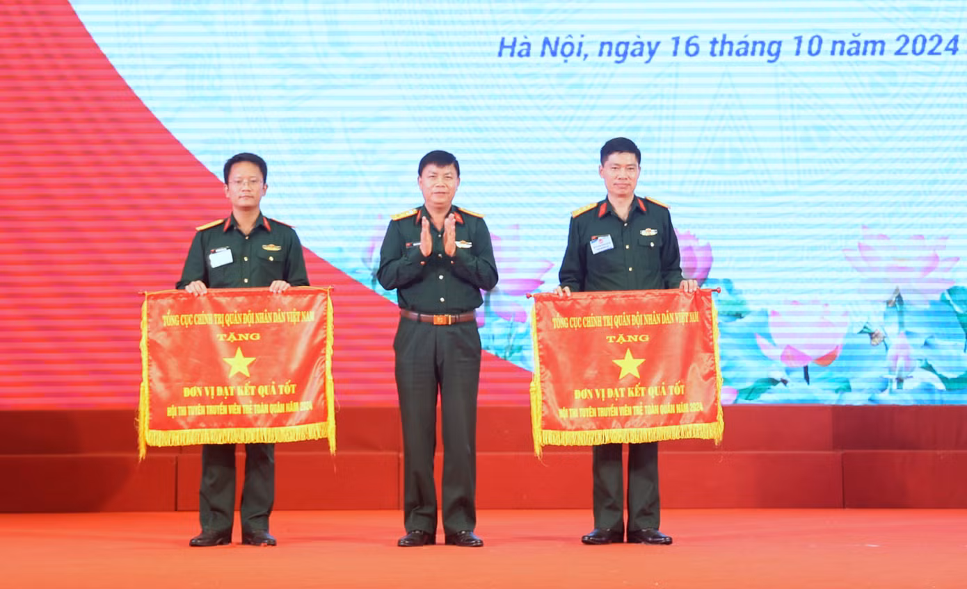 Đại tá Trần Viết Năng - Trưởng ban Thanh niên Quân đội trao Cờ tặng 2 đội thi đạt kết quả tốt. Đại tá Trần Viết Năng - Trưởng ban Thanh niên Quân đội trao Cờ tặng 2 đội thi đạt kết quả tốt.