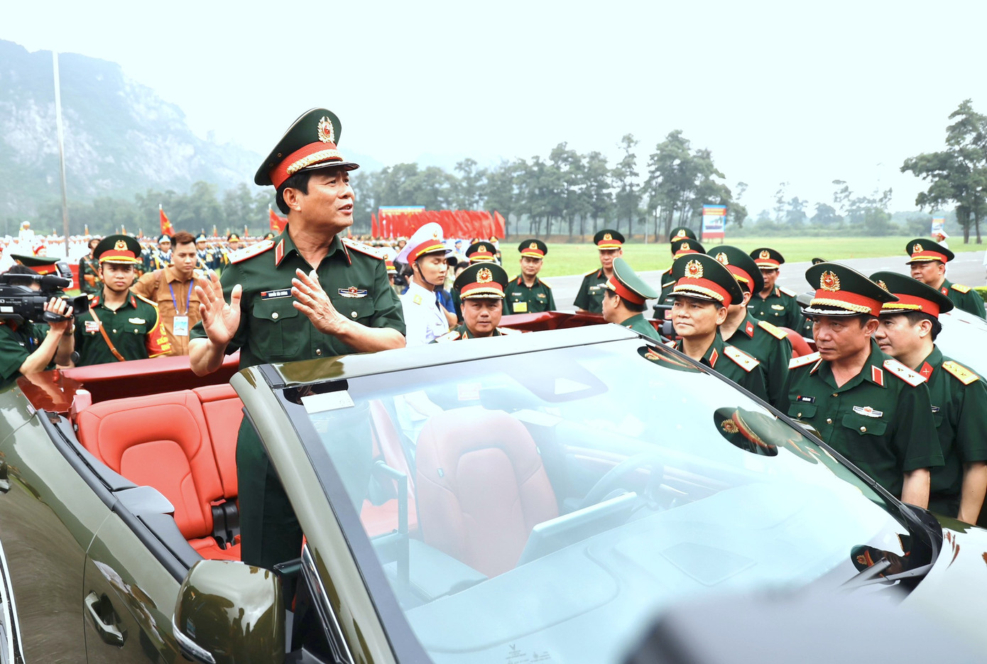 Thượng tướng Nguyễn Tân Cương kiểm tra xe chỉ huy tham gia diễu binh, diễu hành.