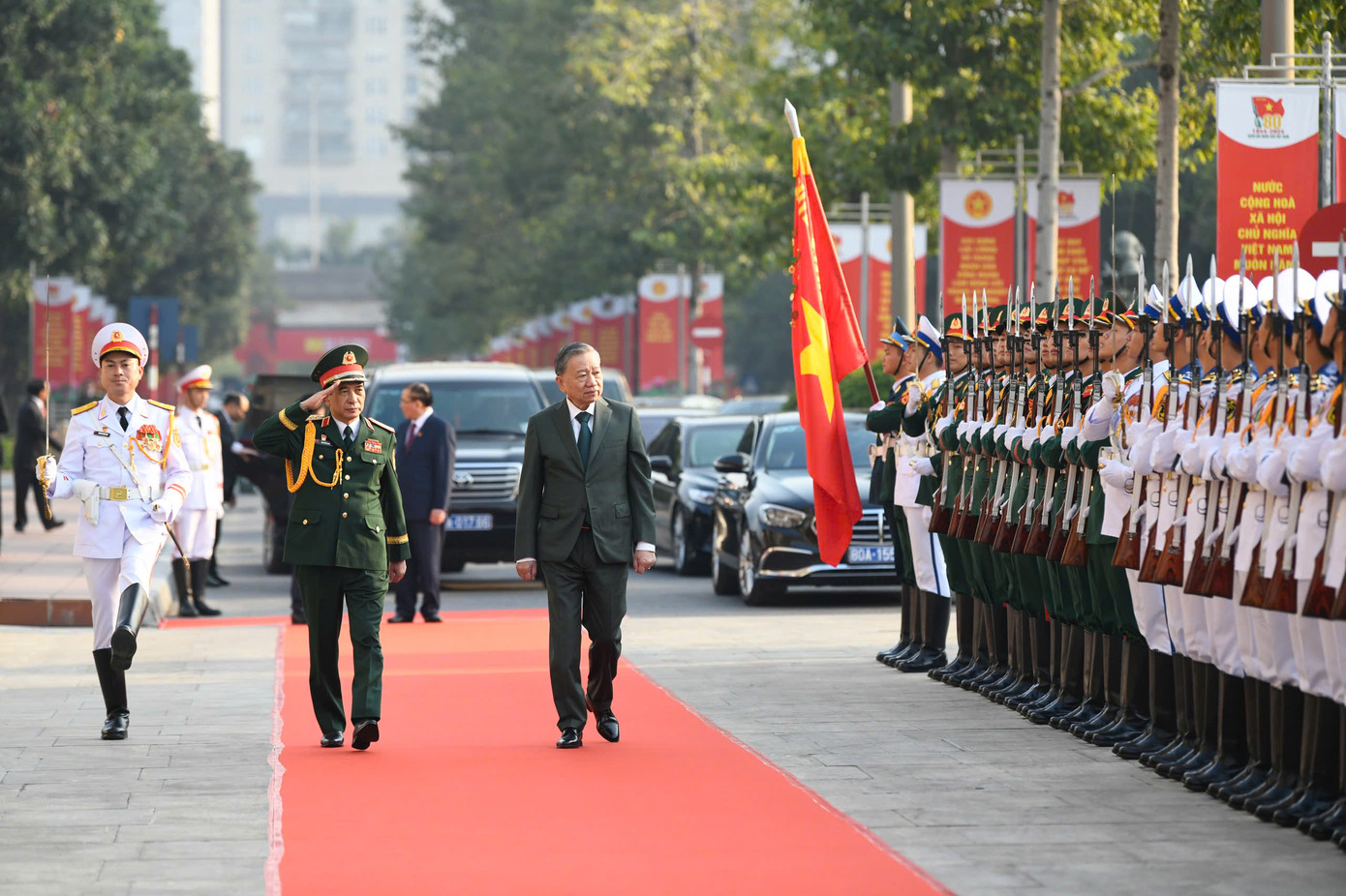 Tổng Bí thư Tô Lâm - Bí thư Quân ủy Trung ương tới dự Lễ kỷ niệm 80 năm Ngày thành lập Quân đội nhân dân Việt Nam (22/12/1944 - 22/12/2024), 35 năm Ngày hội Quốc phòng toàn dân (22/12/1989 - 22/12/2024). Trong ảnh: Đội danh dự Quân đội nhân dân Việt Nam đón Tổng Bí thư Tô Lâm - Bí thư Quân ủy Trung ương tới dự Lễ kỷ niệm sáng 20/12. Tổng Bí thư Tô Lâm - Bí thư Quân ủy Trung ương tới dự Lễ kỷ niệm 80 năm Ngày thành lập Quân đội nhân dân Việt Nam (22/12/1944 - 22/12/2024), 35 năm Ngày hội Quốc phòng toàn dân (22/12/1989 - 22/12/2024). Trong ảnh: Đội danh dự Quân đội nhân dân Việt Nam đón Tổng Bí thư Tô Lâm - Bí thư Quân ủy Trung ương tới dự Lễ kỷ niệm sáng 20/12.