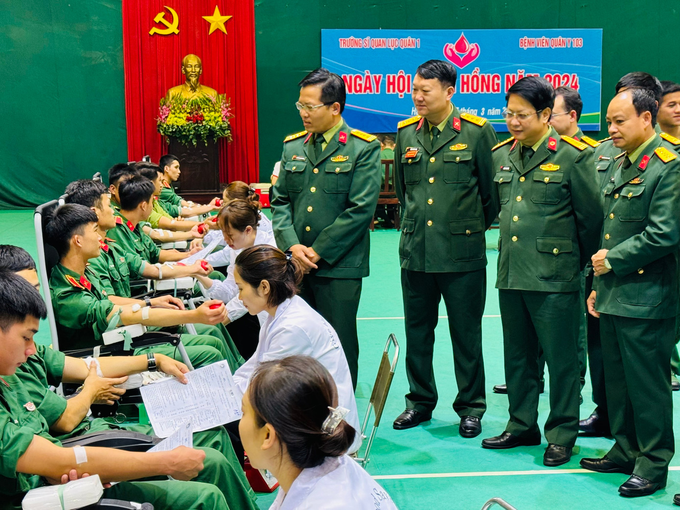 Lãnh đạo Trường Sĩ quan Lục quân 1 và Bệnh viện Quân y 103 động viên đoàn viên thanh niên tham gia hiến máu tình nguyện.
