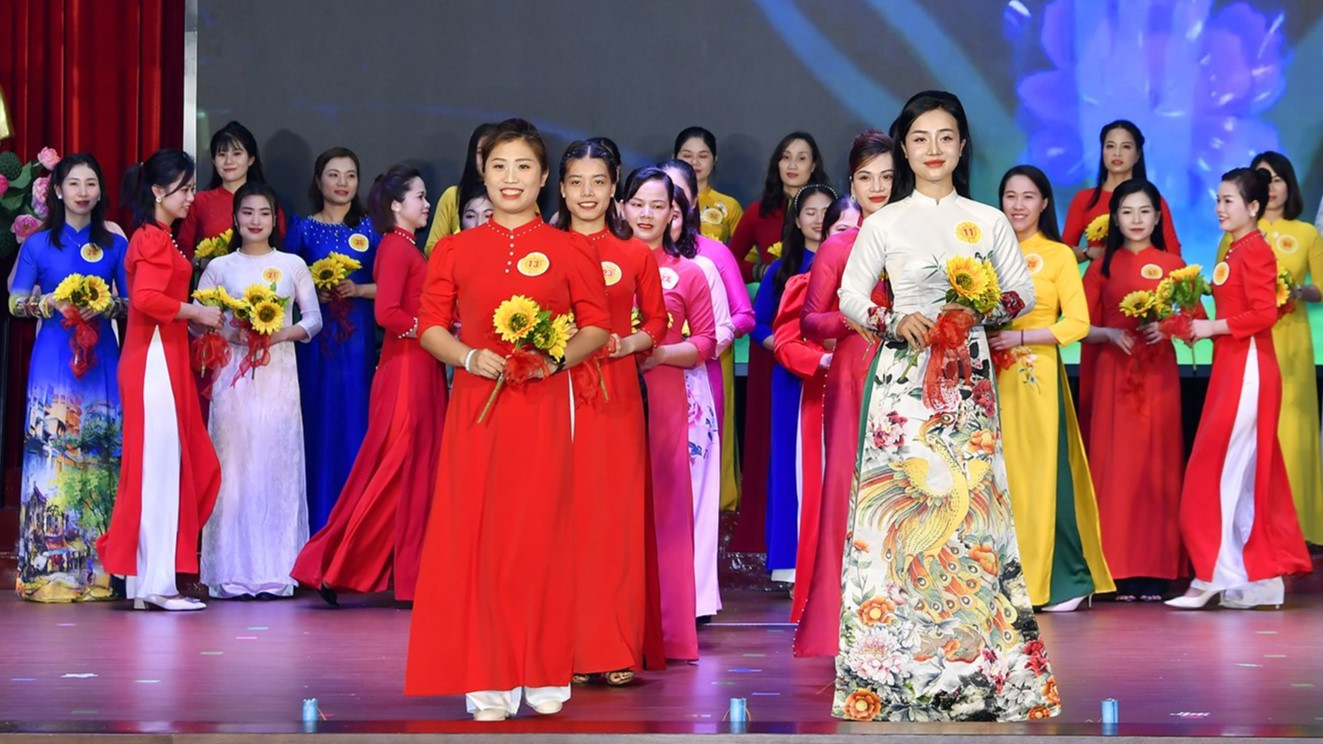 Trong số 38 thí sinh, có một người trình độ cao học, 30 người trình độ đại học, 6 người trình độ cao đẳng và trung cấp; tuổi đời từ 25 đến 50 và tuổi nghề từ 3 đến 20 năm.