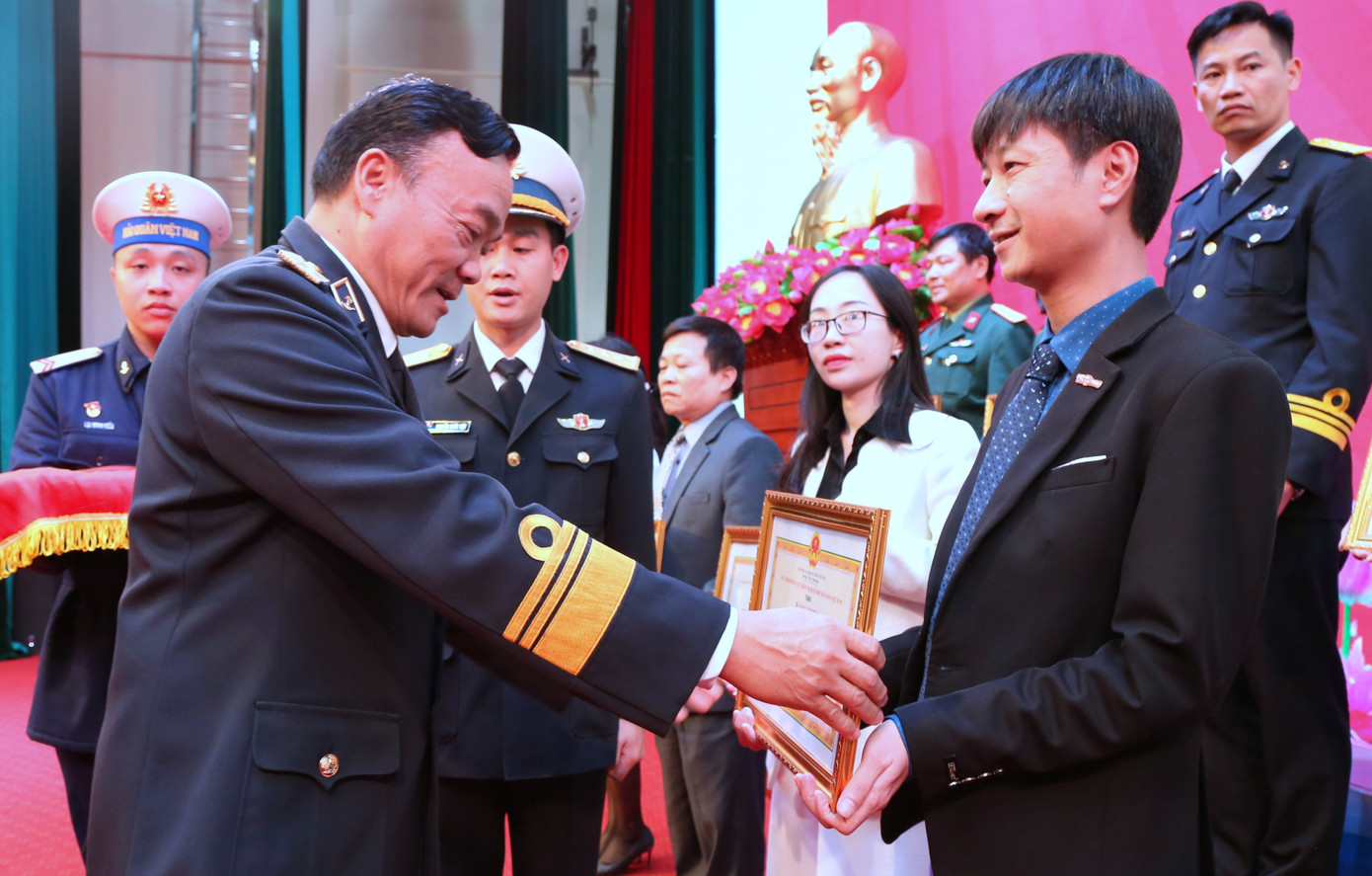 Lãnh đạo Cục Tuyên huấn (Tổng cục Chính trị QĐND Việt Nam) và Cục Chính trị Hải quân trao Bằng khen của Chủ nhiệm Tổng cục Chính trị QĐND Việt Nam tặng các phóng viên tiêu biểu. Ảnh: PV