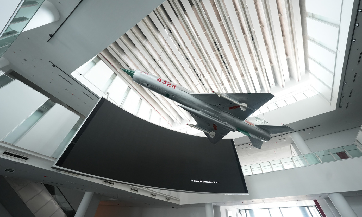 Trong số 4 bảo vật quốc gia được trưng bày tại Bảo tàng LSQS Việt Nam, có hai chiếc MiG-21 mang số hiệu 4324 và 5121. Trong số 4 bảo vật quốc gia được trưng bày tại Bảo tàng LSQS Việt Nam, có hai chiếc MiG-21 mang số hiệu 4324 và 5121.