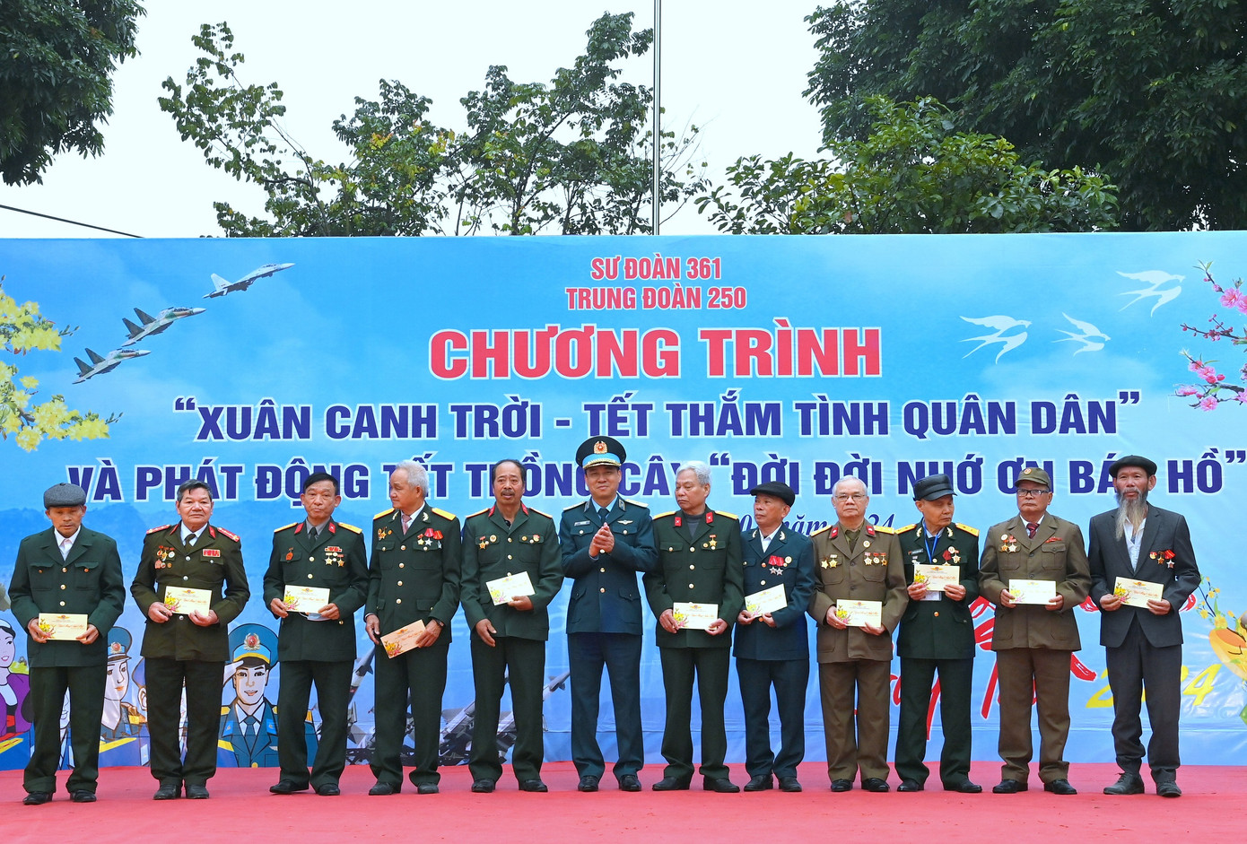 Lãnh đạo Quân chủng Phòng không - Không quân trao quà Tết tặng các thương bệnh binh đang sinh sống ở tỉnh Hoà Bình.