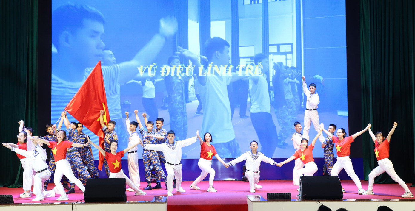 Tiết mục văn nghệ do đội mẫu Lữ đoàn 131 Công binh Hải quân biểu diễn tại lễ khai mạc tập huấn.