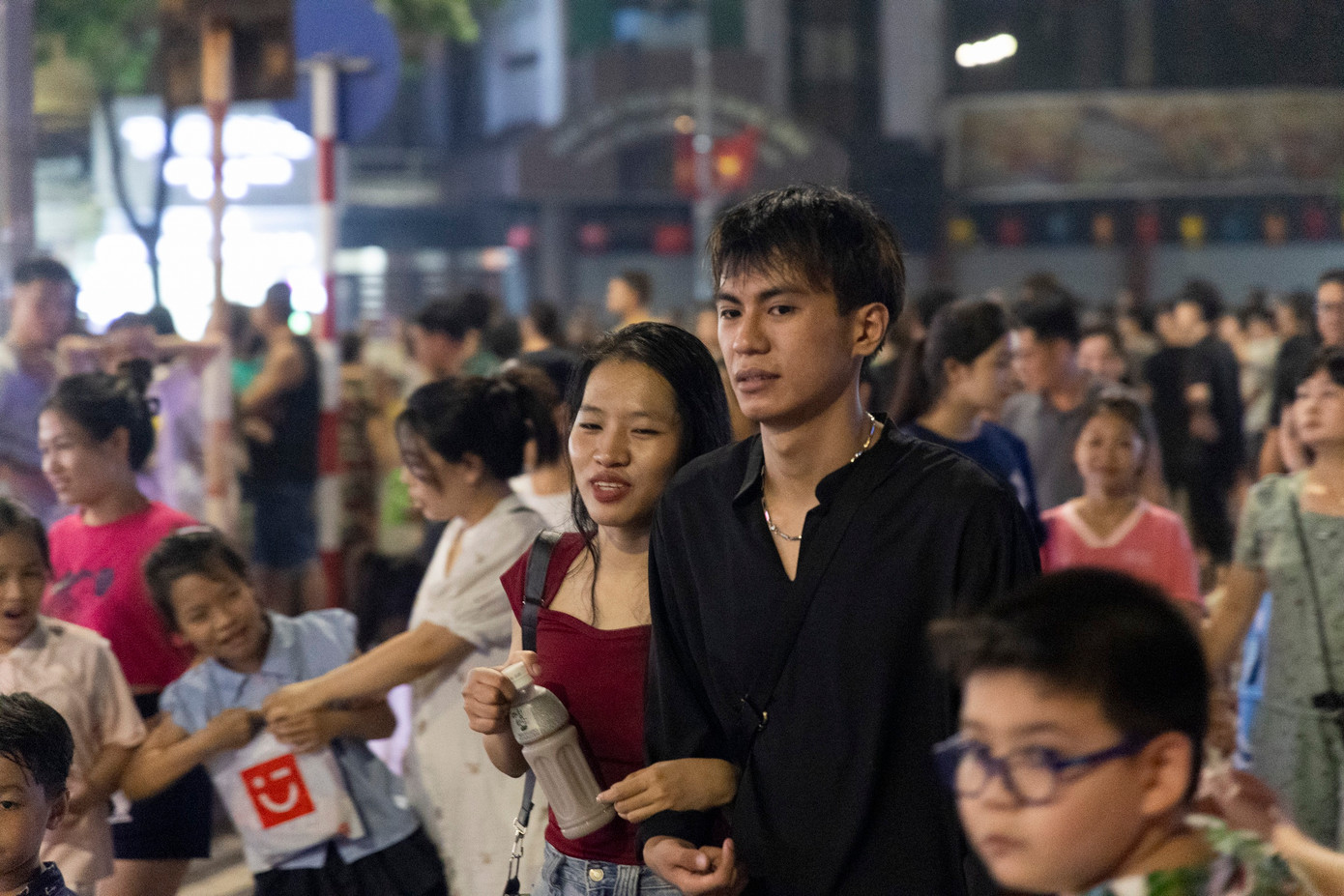 “Hằng năm, dịp Lễ Quốc khánh 2/9, tôi thường xuyên về quê với gia đình nhưng năm nay bận công việc nên không về. Tôi đến phố đi bộ Hồ Gươm để vui chơi, giao lưu với bạn bè. Ở đây có nhiều hoạt động văn hóa, giải trí rất ý nghĩa’’, anh Ngô Minh Hương (quê Nam Định) chia sẻ. Ảnh: Hoàng Ngọc