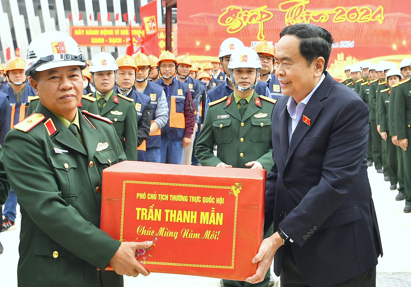 Nhân dịp này, lãnh đạo Quốc hội, Quân ủy Trung ương, Bộ Quốc phòng đã trao quà tặng các đơn vị tham gia thi công công trình Bảo tàng Lịch sử quân sự Việt Nam. Nhân dịp này, lãnh đạo Quốc hội, Quân ủy Trung ương, Bộ Quốc phòng đã trao quà tặng các đơn vị tham gia thi công công trình Bảo tàng Lịch sử quân sự Việt Nam.