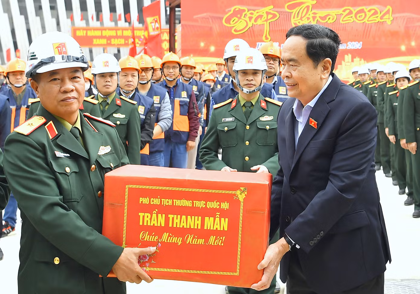 Nhân dịp này, lãnh đạo Quốc hội, Quân ủy Trung ương, Bộ Quốc phòng đã trao quà tặng các đơn vị tham gia thi công công trình Bảo tàng Lịch sử quân sự Việt Nam.