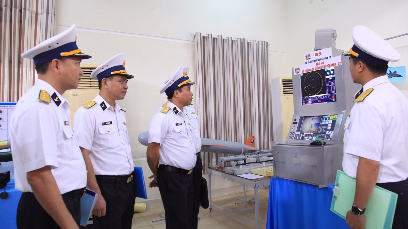 Đại tá Nguyễn Văn Bách - Tư lệnh Vùng 4 Hải quân (thứ 3 từ trái qua), kiểm tra mô hình học cụ chuẩn bị cho huấn luyện tại Lữ đoàn 162.