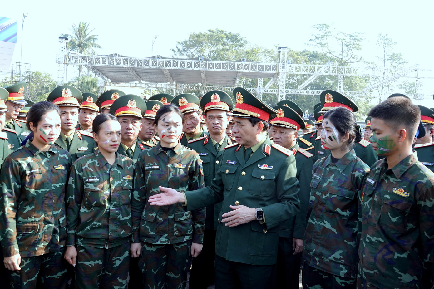 Đại tướng Phan Văn Giang trò chuyện, động viện các chiến đấu viên của Binh chủng Đặc công tham gia trình diễn trong lễ khai mạc Triển lãm Quốc phòng quốc tế Việt Nam 2024. Đại tướng Phan Văn Giang trò chuyện, động viện các chiến đấu viên của Binh chủng Đặc công tham gia trình diễn trong lễ khai mạc Triển lãm Quốc phòng quốc tế Việt Nam 2024.