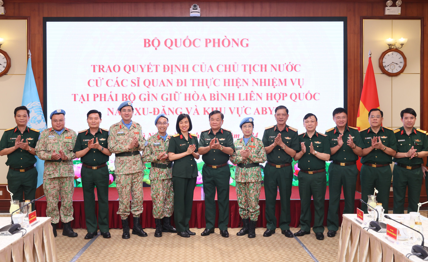 Lãnh đạo Bộ Quốc phòng cùng đại diện các cơ quan, đơn vị chúc mừng ba sĩ quan được cử đi làm nhiệm vụ GGHB LHQ đợt này.