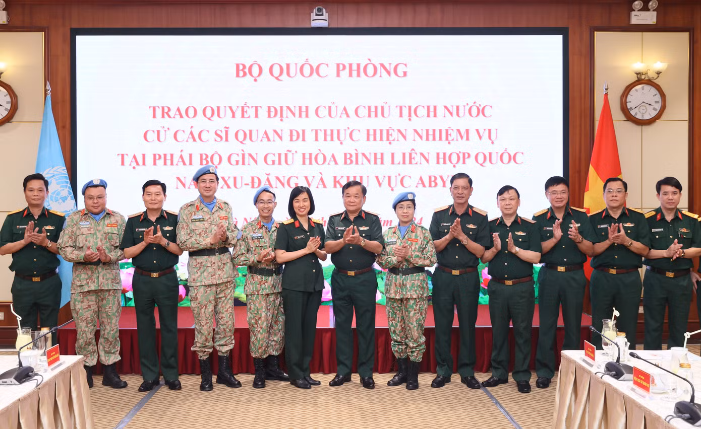 Lãnh đạo Bộ Quốc phòng cùng đại diện các cơ quan, đơn vị chúc mừng ba sĩ quan được cử đi làm nhiệm vụ GGHB LHQ đợt này. Lãnh đạo Bộ Quốc phòng cùng đại diện các cơ quan, đơn vị chúc mừng ba sĩ quan được cử đi làm nhiệm vụ GGHB LHQ đợt này.