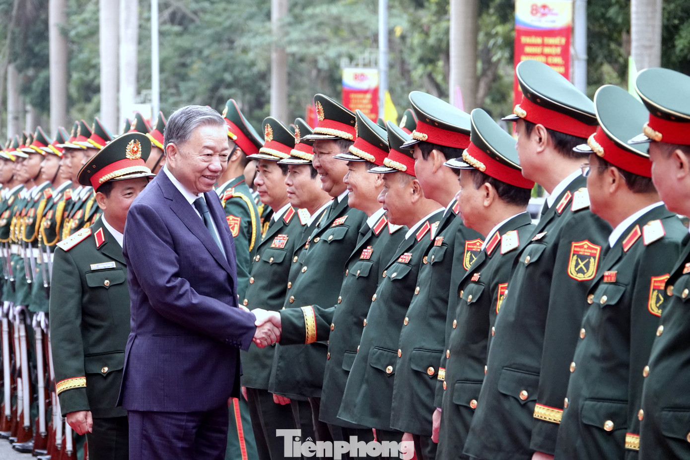 Các tướng lĩnh Quân đội đón Tổng Bí thư Tô Lâm tới dự lễ kỷ niệm.