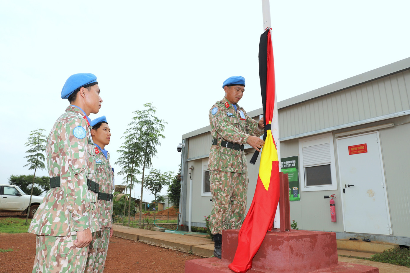 Đại bản doanh của Đội Công binh số 2 tại Phái bộ UNISFA đã treo cờ rủ để bày tỏ sự tiếc thương Tổng Bí thư Nguyễn Phú Trọng. Đại bản doanh của Đội Công binh số 2 tại Phái bộ UNISFA đã treo cờ rủ để bày tỏ sự tiếc thương Tổng Bí thư Nguyễn Phú Trọng.