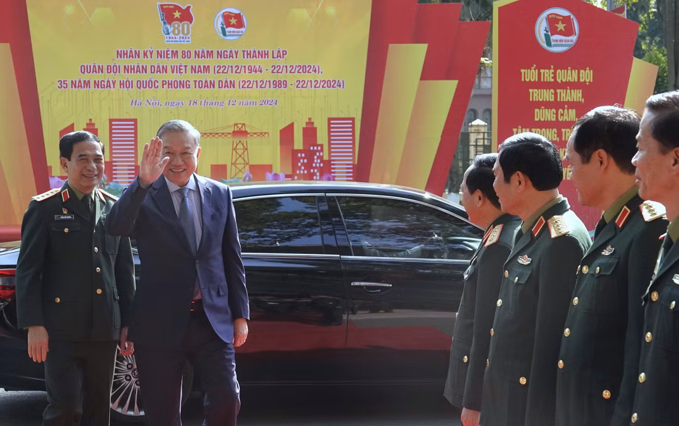 Lãnh đạo Quân ủy Trung ương - Bộ Quốc phòng đón Tổng Bí thư Tô Lâm tới dự chương trình.